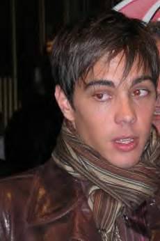 Gregory avec sa veste en cuir et son �charpe