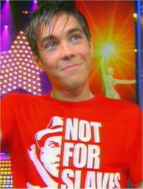 Gregory a l'arriv� de la star ac, avec son joli tee -short rouge