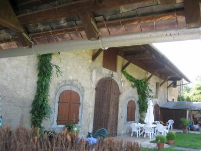 Voila la coure de la maison Lemarchal a Chambery